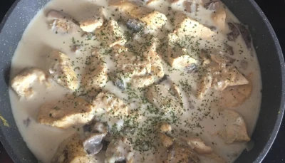 Aiguillettes de poulet à la crème et champignons