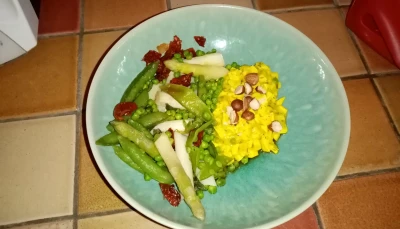 Asperges grillées et tofu brouillé