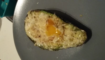 Avocat chaud à l'oeuf