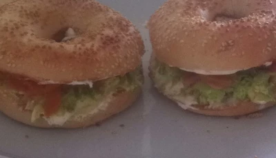 Bagel au saumon et à la moutarde au miel