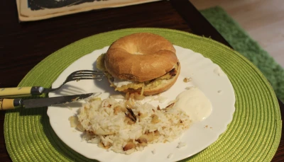 Bagel aux galettes de pommes de terre de légume