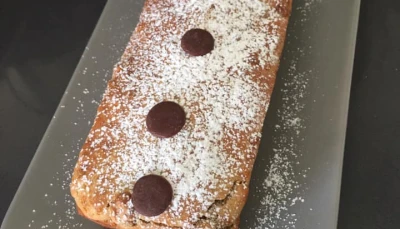 Banana bread aux raisins, noix et cacahuètes