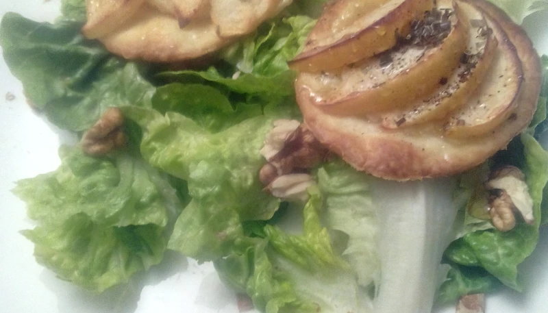 Bouchées de pommes, chèvre et miel en salade