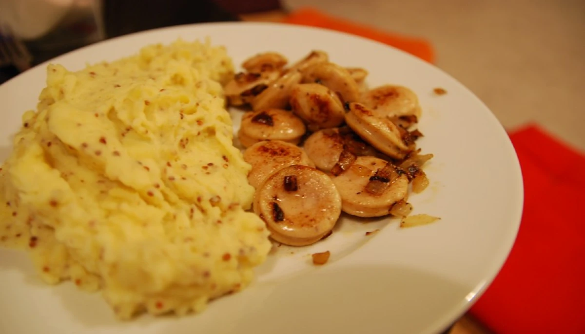Boudin blanc et purée à la moutarde à l'ancienne