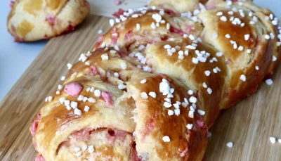 Brioche tressée aux pralines roses