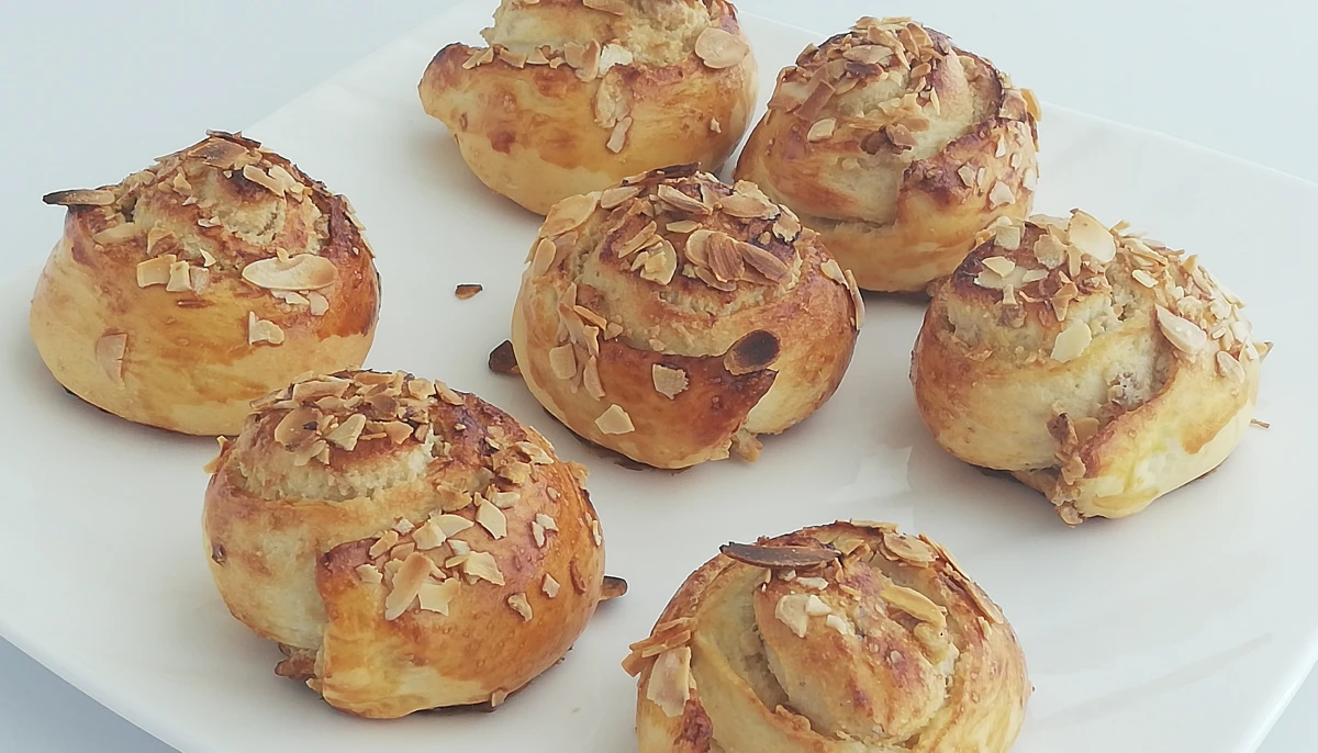 Brioches roulées au tahin et noix