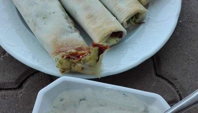 Brique d'avocat-tomate à la sauce yahourt.