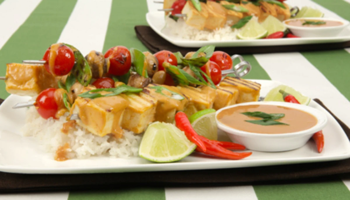 Brochette de tofu avec sauce aux arachides