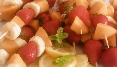 Brochettes de fruits de l'été