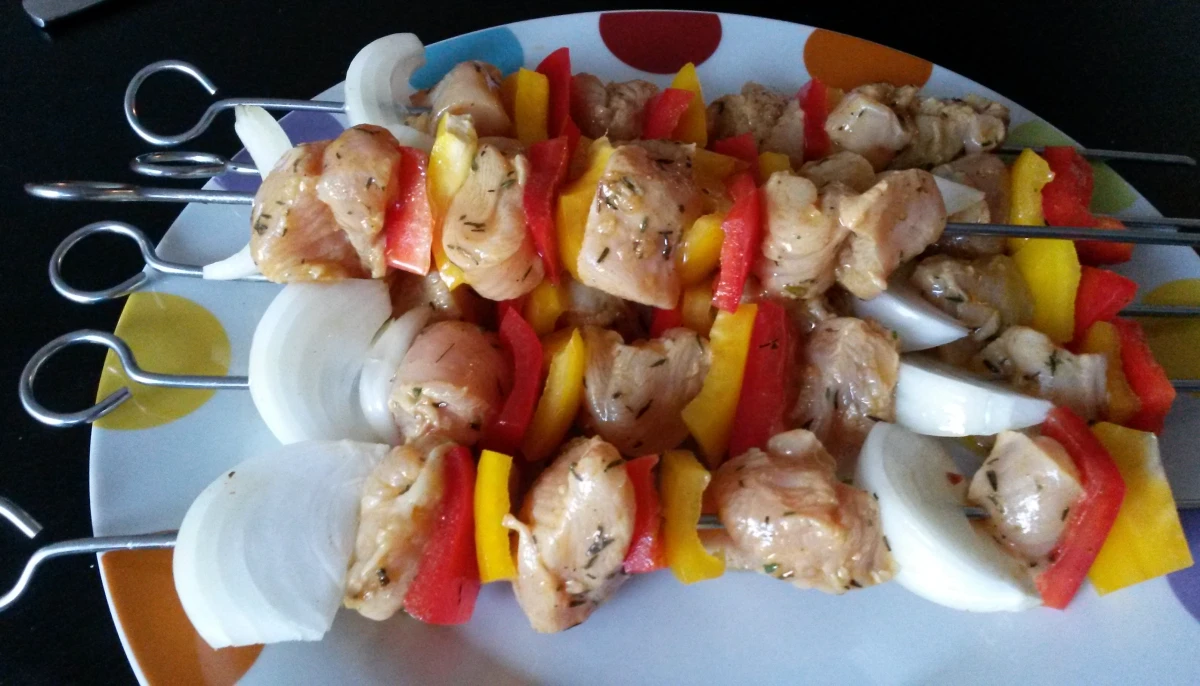 Brochettes de poulet mariné