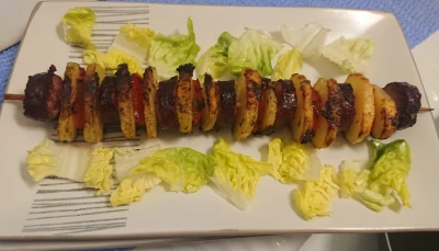 Brochettes de saucisses fumées