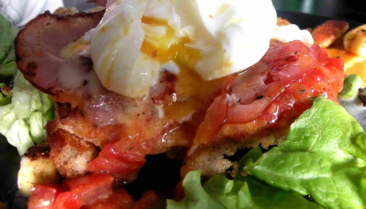Bruschetta au bacon et son oeuf coulant