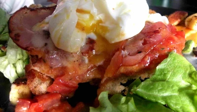 Bruschetta au bacon et son oeuf coulant