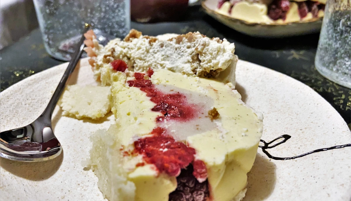 Bûche glacée Crème brulée, litchi & Framboise