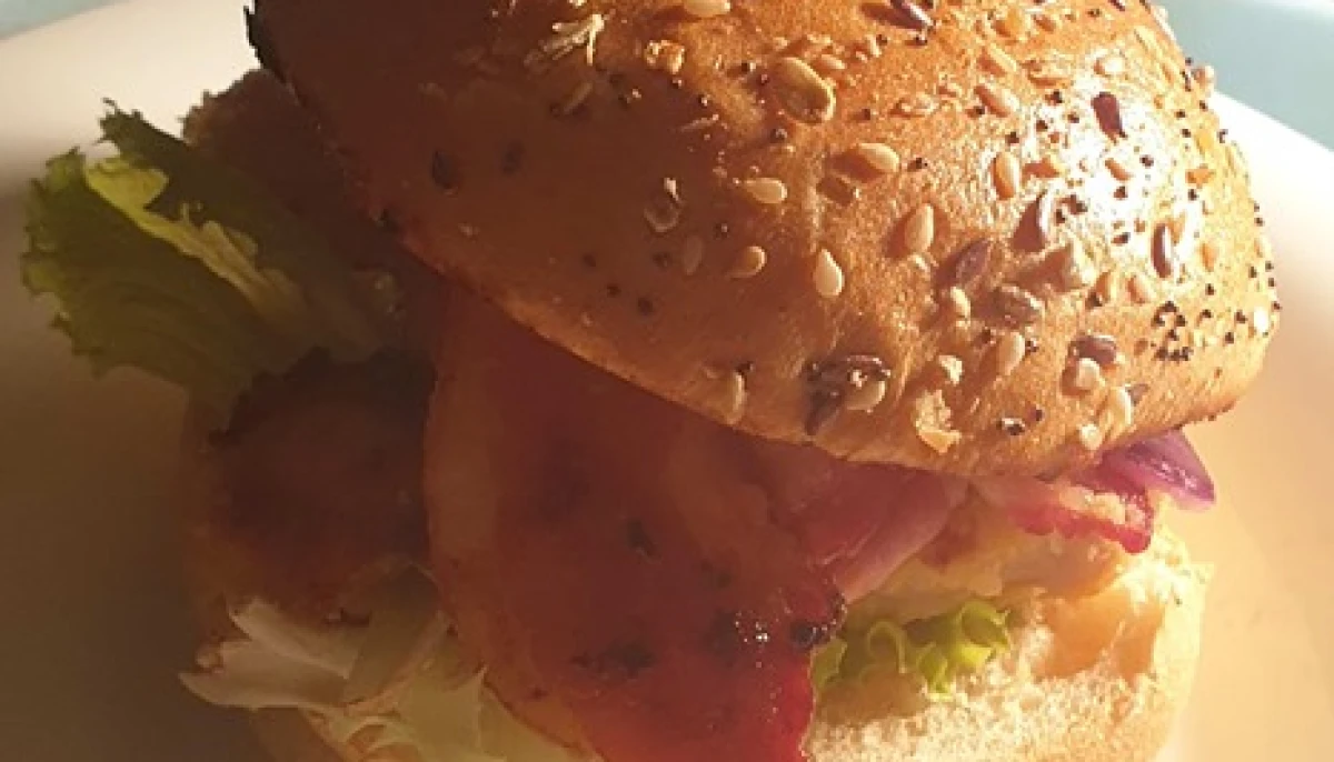 Burger au poulet pané et bacon