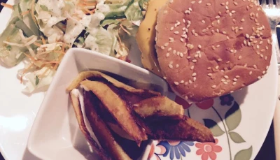 Burger maison pur bœuf, salade et potatoes