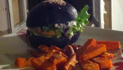 Burger poulet & frites de patates douces