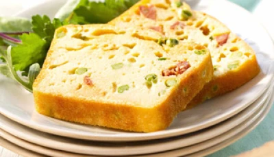 Cake à la fondue, petits pois et chorizo