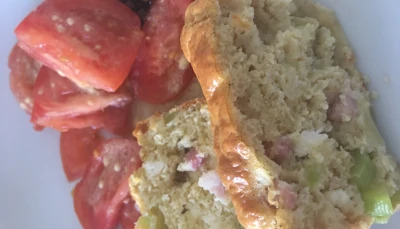 Cake aux courgettes, fêta, lardons