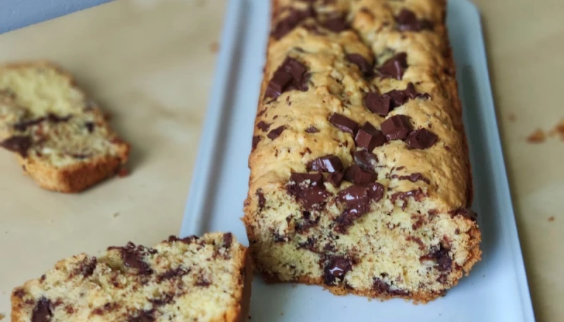 Cake aux pépites de chocolat et noisettes