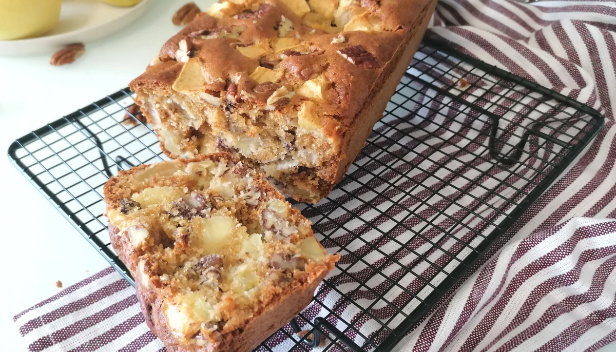 Cake aux pommes, miel, noix et cannelle