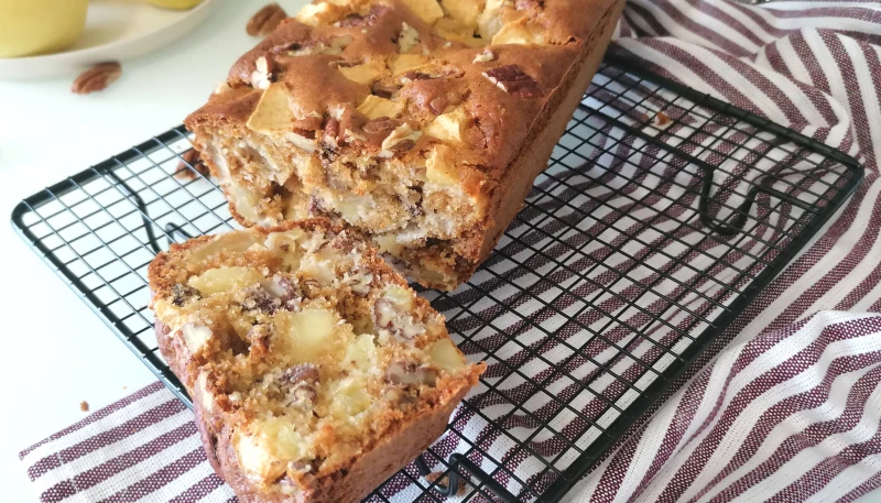 Cake aux pommes, miel, noix et cannelle