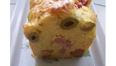 Cake d'été, jambon et olives
