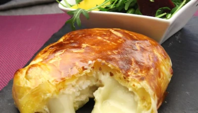 Camembert en croûte, salade mélangée.