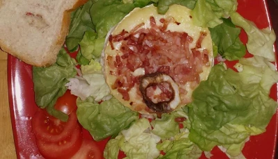 Camembert fondu aux lardons et oignons