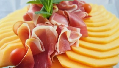 Carpaccio de melon, mangue et jambon Serrano