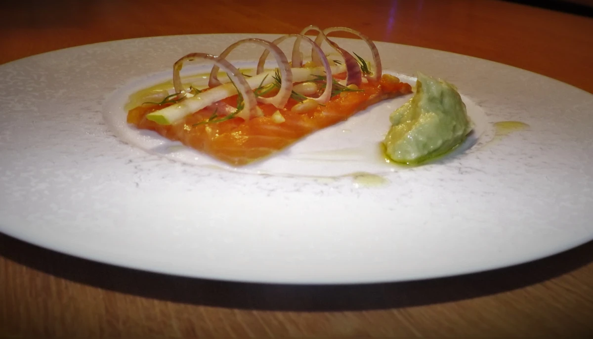 Carpaccio de saumon, échalote, pomme et avocat
