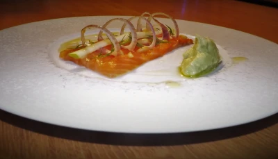 Carpaccio de saumon, échalote, pomme et avocat