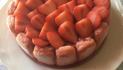 Charlotte aux fraises et biscuits de Reims