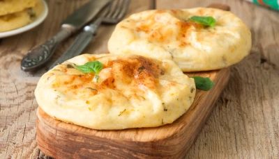 Cheese naan à la vache qui rit