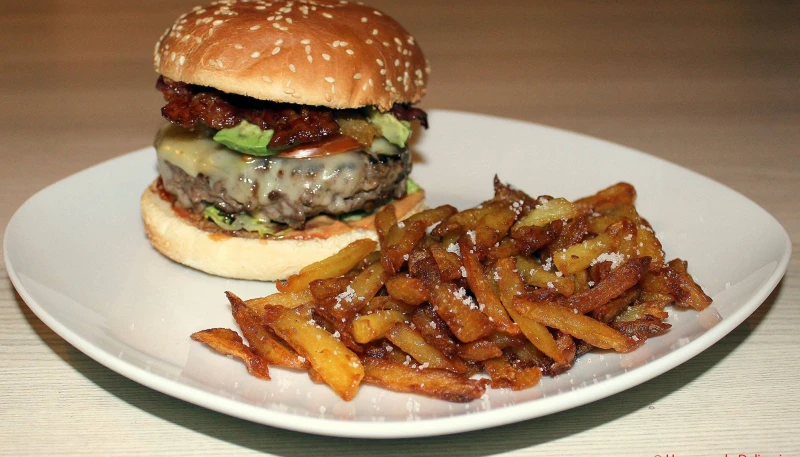 Cheeseburger bacon et avocat & frites