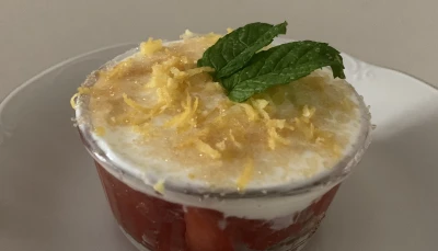 Compote fraises-rhubarbe sous son nuage de skyr