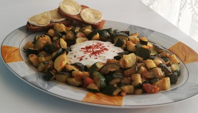 Courgettes au yaourt et avec ses tartines grillées