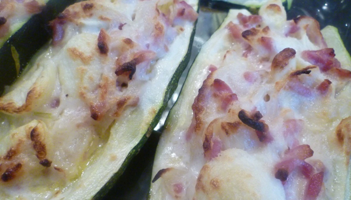 Courgettes farcies à la crème et aux lardons