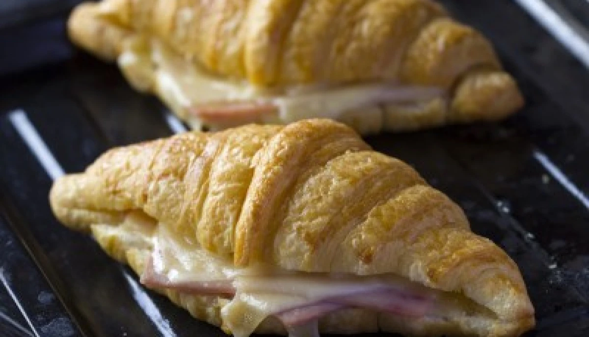 croissant au jambon -fromage