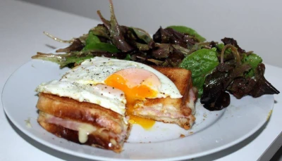 Croque-Madame au Gruyère & salade mélangée