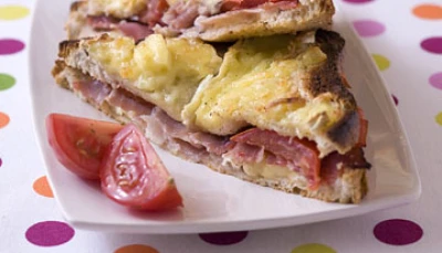 Croque monsieur au camembert et au jambon