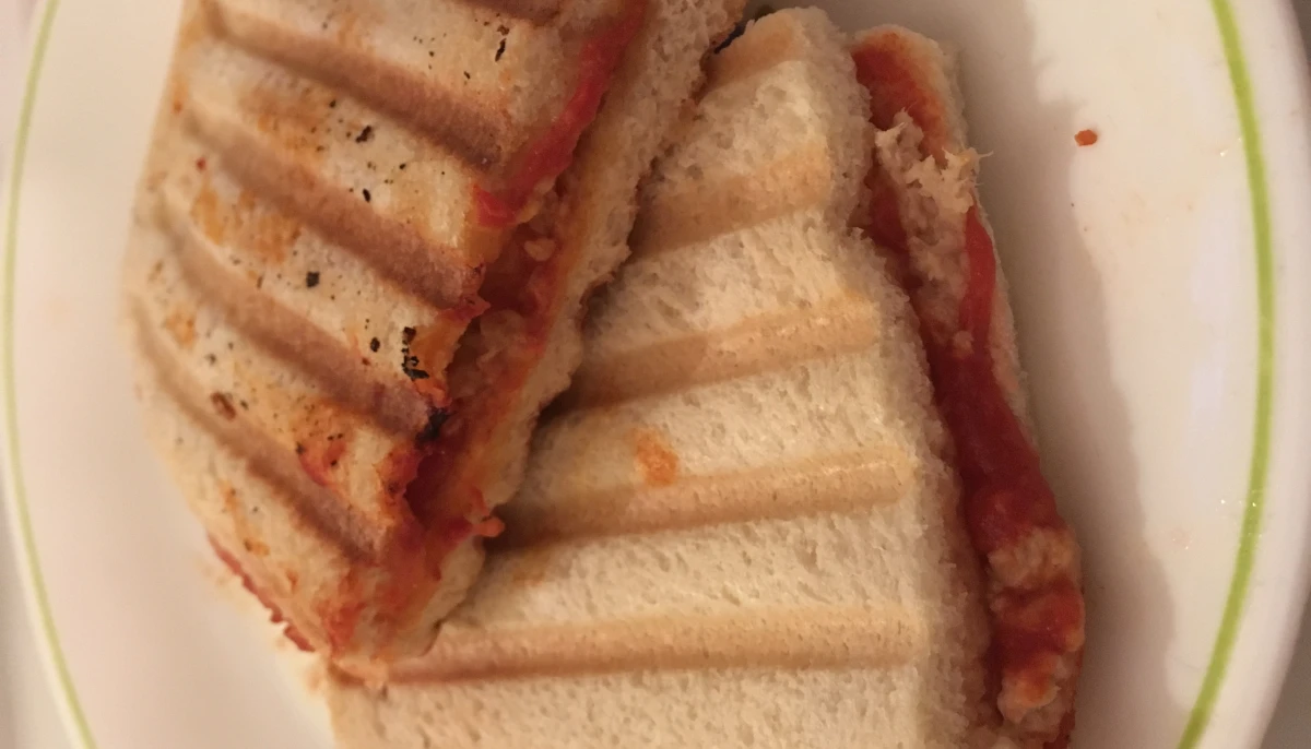 Croque Monsieur au thon et à la sauce tomate