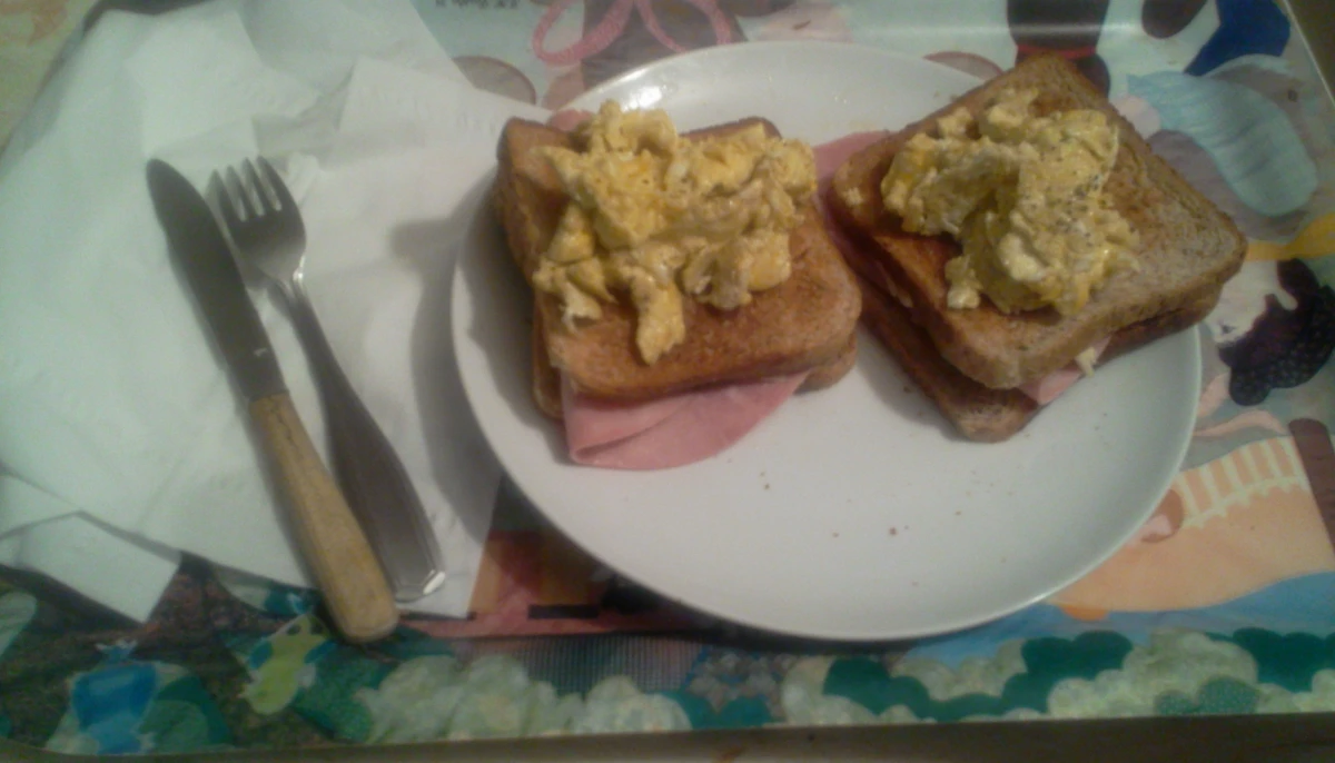 Croque-monsieur aux oeufs brouillés