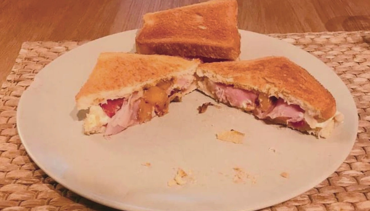 Croque Tomate, chèvre, jambon cru et oignon