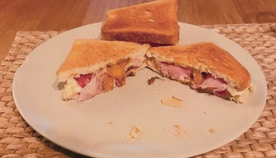 Croque Tomate, chèvre, jambon cru et oignon