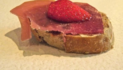 Crostini jambon-fraise