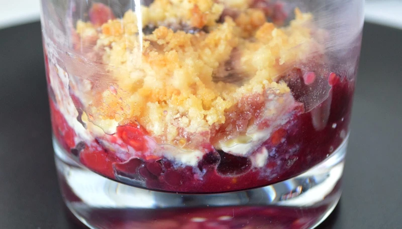 Crumble aux fruits rouges et au chocolat blanc