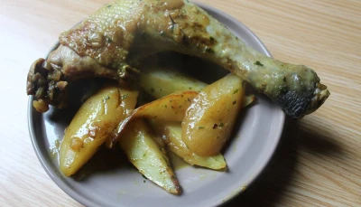 Cuisses de poulet aux poires et pommes de terres