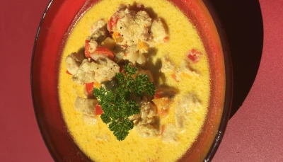 Dés de poulet aux légumes et lait de coco