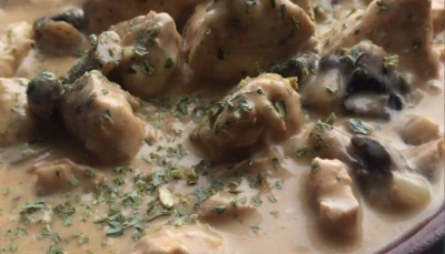 Dés de poulet sauce lolo